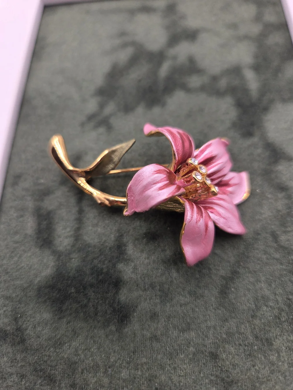 1525. Vintage Enamel Lilly Brooch / Pin